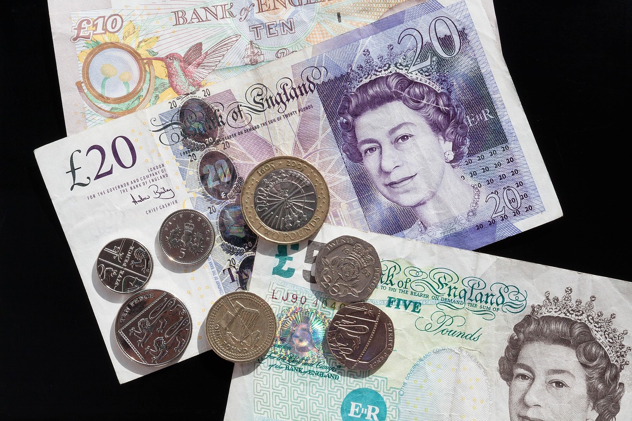 劳埃德银行(LYG.US)Q1利润降7%至15.2亿英镑 风险准备金增加拖累业绩