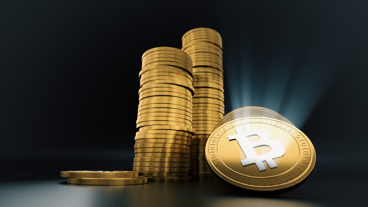 巴菲特在关税压力下为贸易辩护，伯克希尔现金创纪录