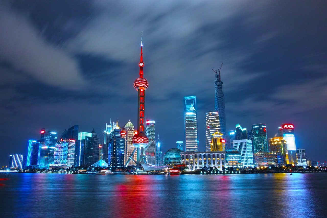 上海中心气象台今日9时30分发布大风黄色预警信号：预计未来24小时内上海将出现8―10级大风