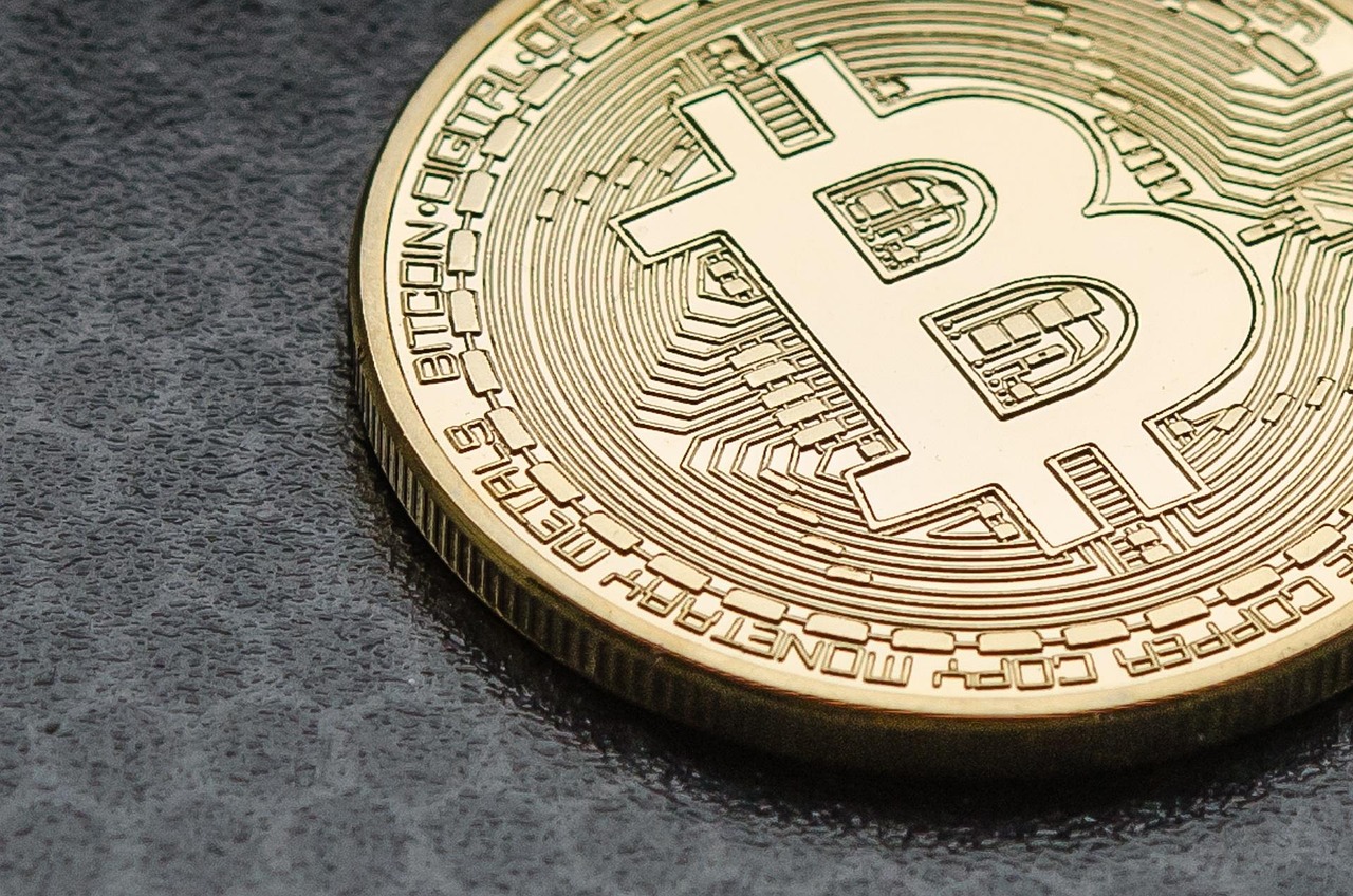 比特币加速上涨，向上触及104000美元/枚，日内涨7.18%