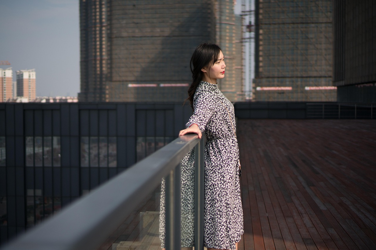 女子心急如焚，外国男友竟被海关扣押