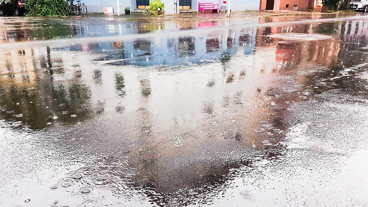 广东暴雨肆虐，多地停课红色预警频发