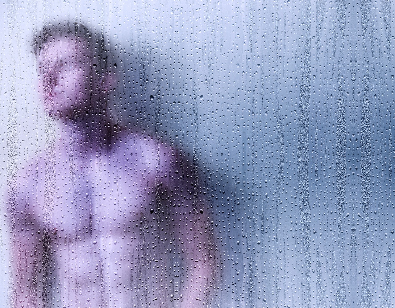 男子意外误滴502胶水入右眼的惊险经历