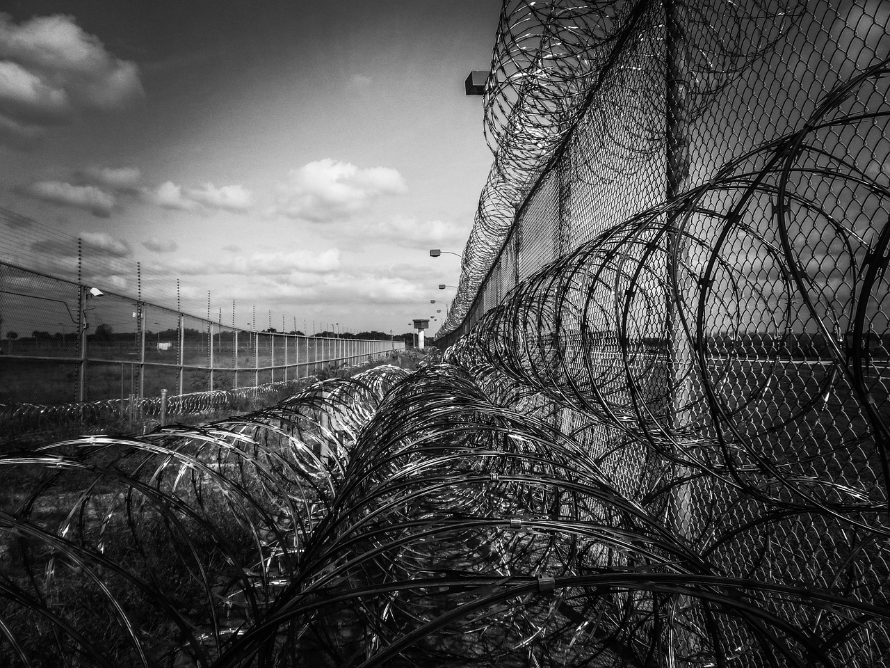男子屡次骚扰前妻遭法律严惩，恶劣行径终获刑罚