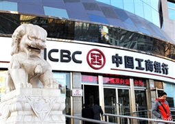 如何评估工行实物黄金与纸黄金的特点？这些特点对投资者有何影响？