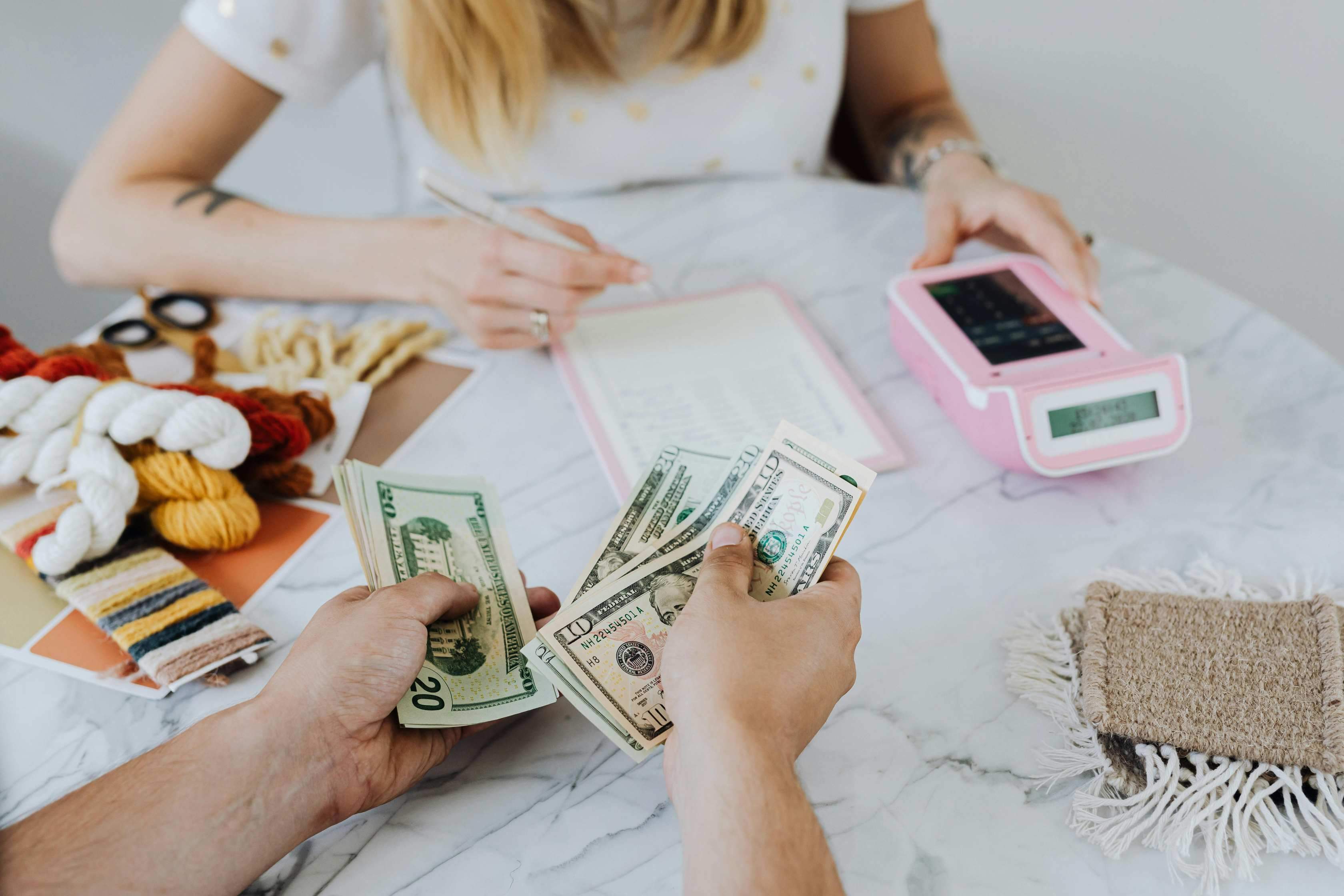 如何计算保险单的现金价值？这种价值的计算依据是什么？