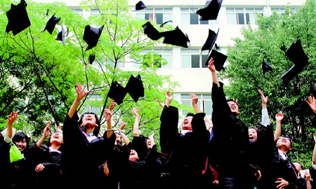 如何帮助大学毕业生解决购房问题？购房过程中有哪些注意事项？