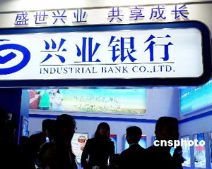 如何通过银行提供的金融教育资源提升理财能力？
