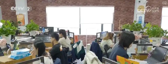 美国人疯狂抢货，中国商家抢生产！义乌商户：朋友圈都炸掉了，高盛：未来90天中国出口会很火爆