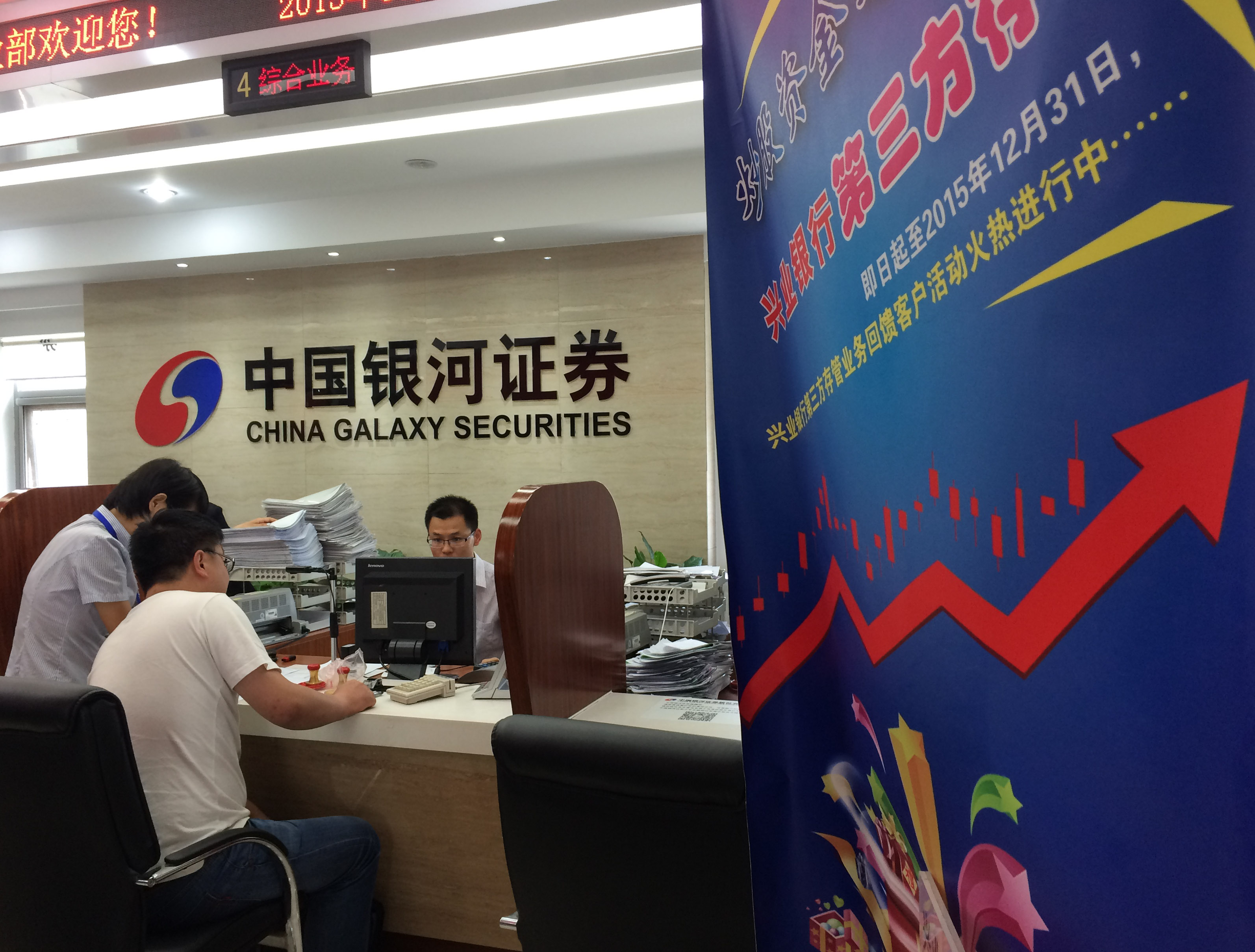 如何探索宇宙中银河的观测方法？为何我们在某些情况下难以观测到银河？
