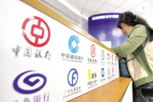 如何通过银行APP查询账户交易记录筛选金额范围功能？